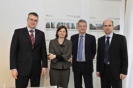 Plus-Energie-Haus in Frankfurt.  v.l.n.r. der Mainova-Vorstandsvorsitzende Dr. Constantin H. Alsheimer,  Frankfurts Umweltdezernentin Dr. Manuela Rottmann,  und Frank Junker,  Vorsitzender der Geschäftsführung der ABG FRANKFURT HOLDING und Bernd  Utesch, Geschäftsführer der ABGnova