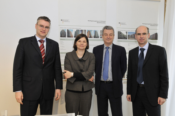 Plus-Energie-Haus in Frankfurt.  v.l.n.r. der Mainova-Vorstandsvorsitzende Dr. Constantin H. Alsheimer,  Frankfurts Umweltdezernentin Dr. Manuela Rottmann,  und Frank Junker,  Vorsitzender der Geschäftsführung der ABG FRANKFURT HOLDING und Bernd  Utesch, Geschäftsführer der ABGnova